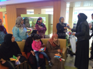  بالصور: نساء من المركز الجماهيري "شيكاغو" باللد في زيارة للمرضى بمستشفى ايخيلوف